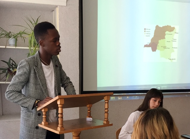 Доповідає гість із Демократичної Республіки Конго, носій французької мови